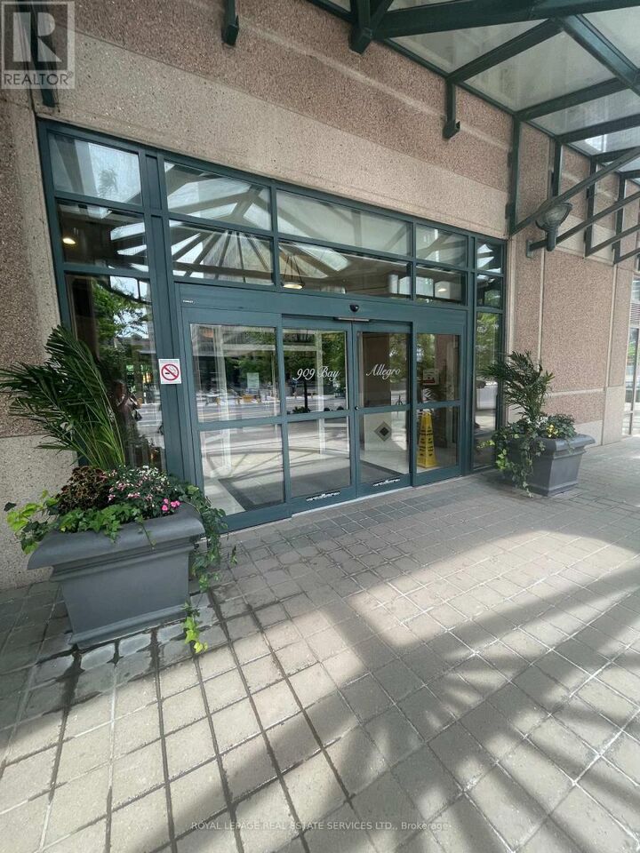 Property Photo: 909 Bay Street 2108 ON M5S 3G2