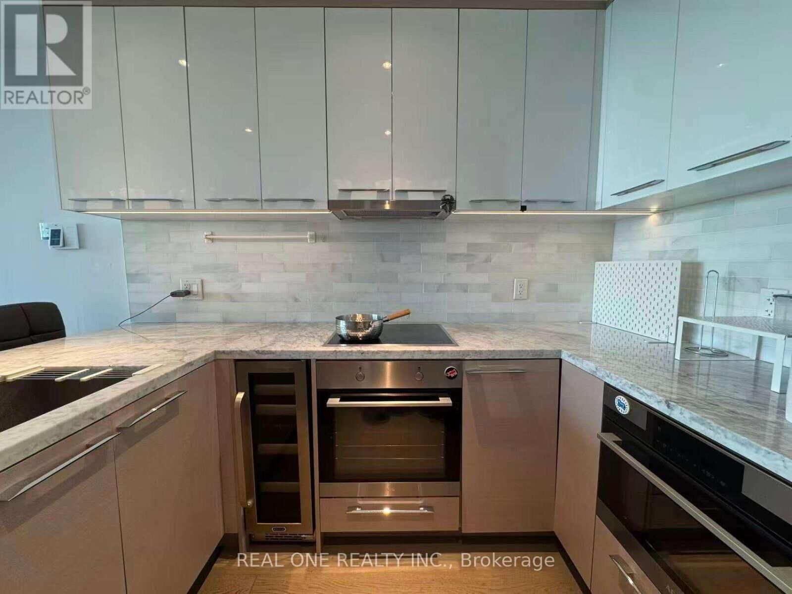 Property Photo: 488 University Avenue 4911 ON M5G 0C1