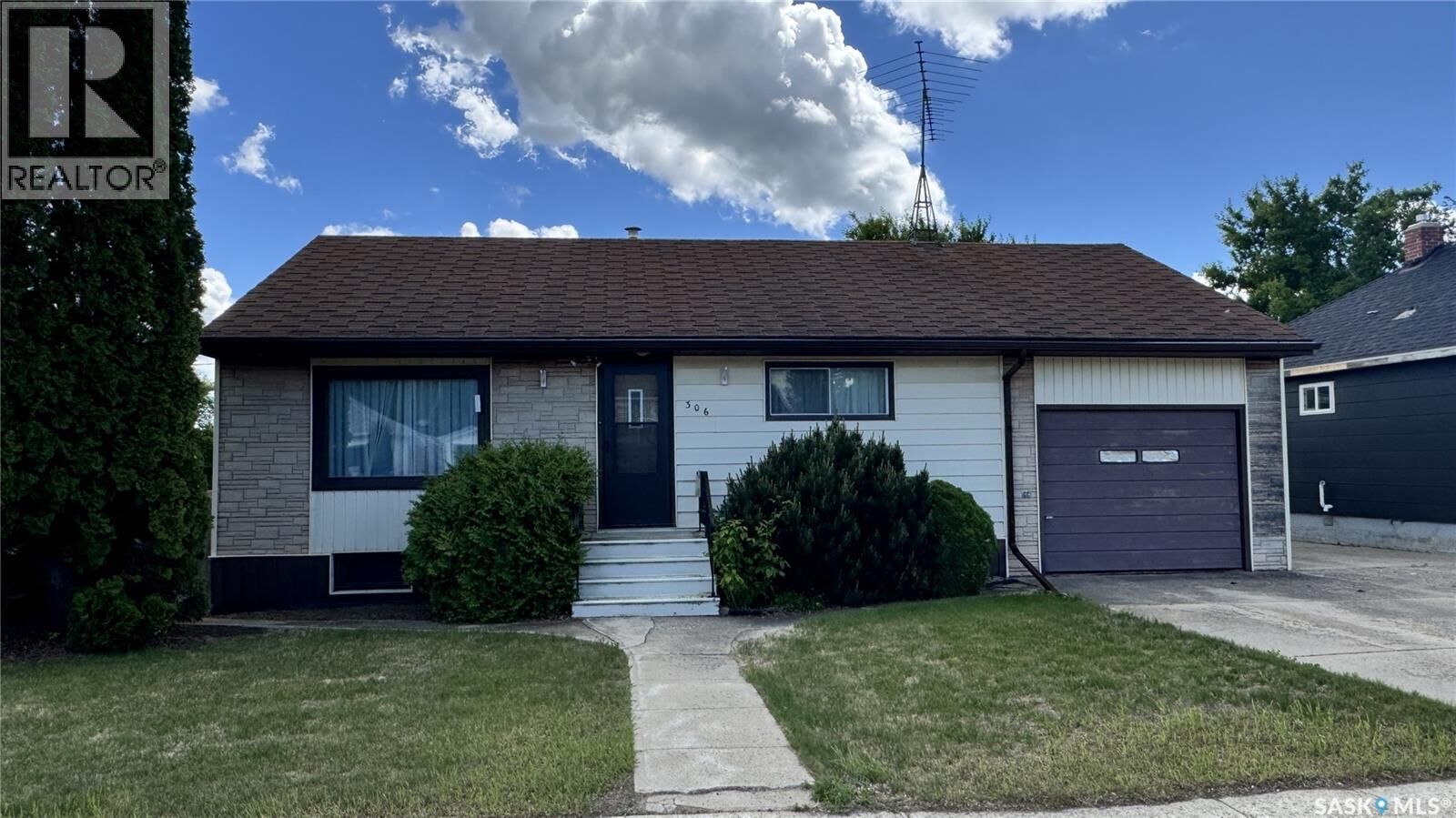 Property Photo:  306 6th Avenue E  SK S0K 0M0 