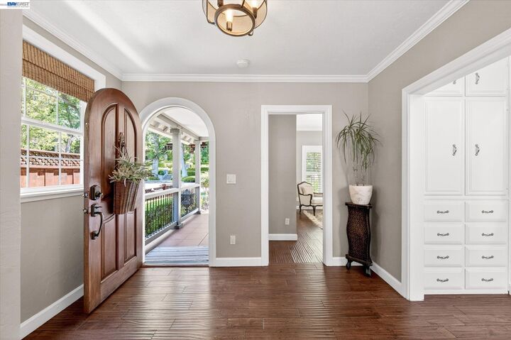 Property Photo:  