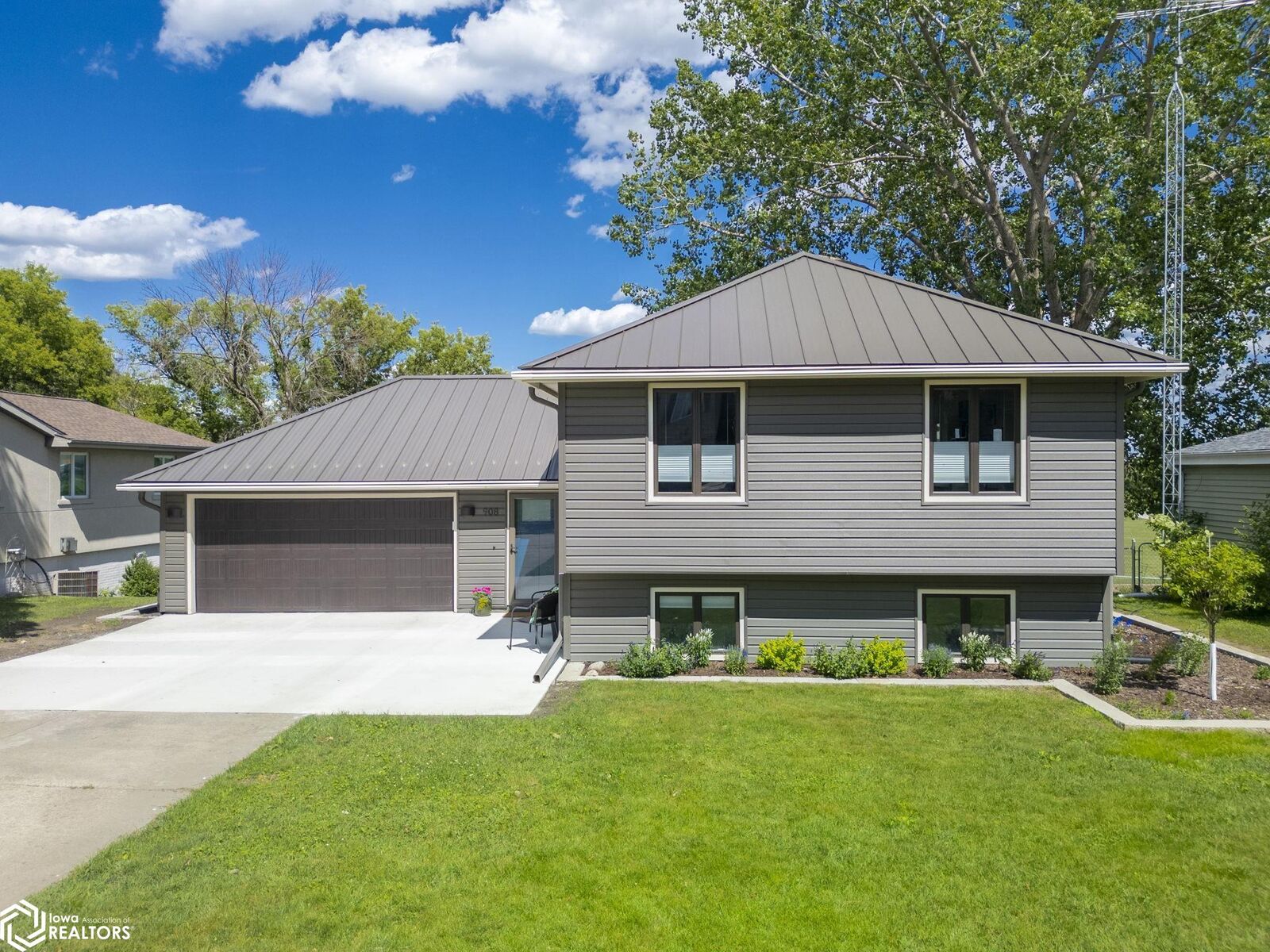 Property Photo:  908 S 15th Street  IA 50428 