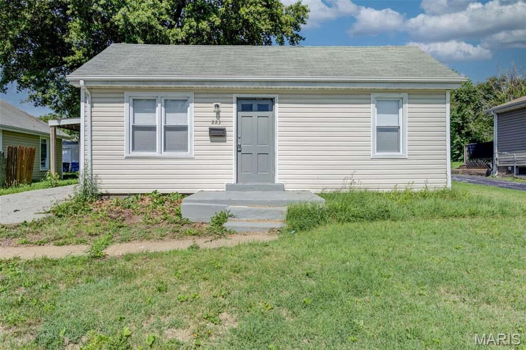 Property Photo:  223 La Motte Lane  MO 63135 