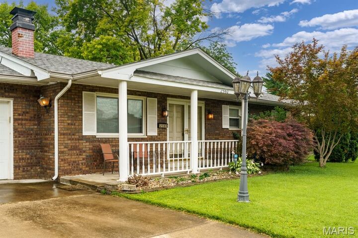 Property Photo:  2560 Stratford Lane  IL 62040 