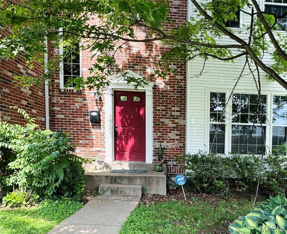 Property Photo: 905 N Hanley Road MO 63130