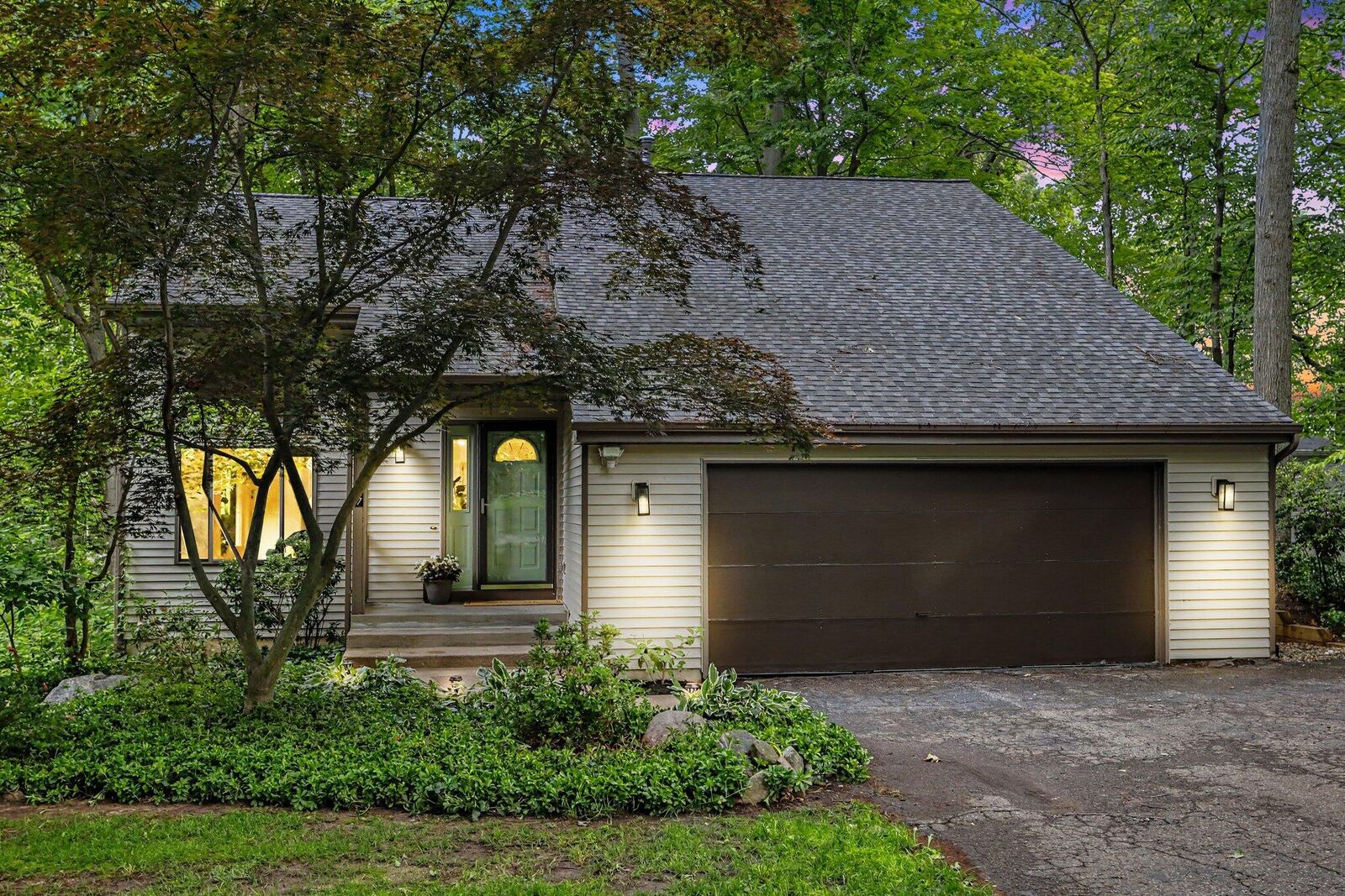 Property Photo: 337 Horseshoe Court MI 49080