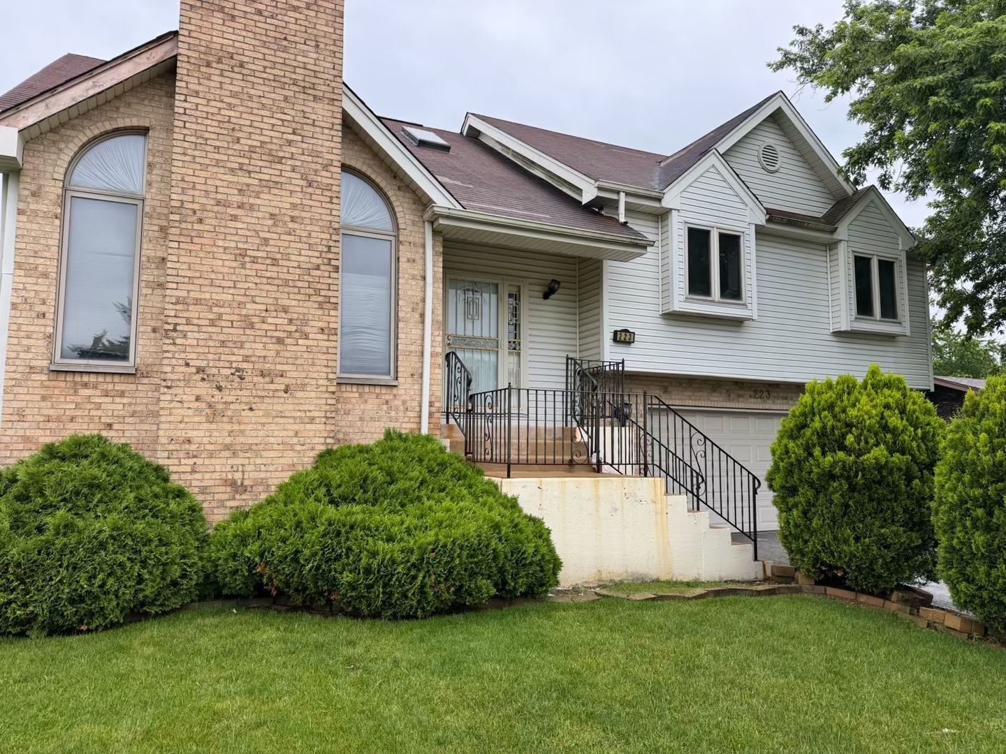 Property Photo:  223 S Dante Avenue  IL 60425 
