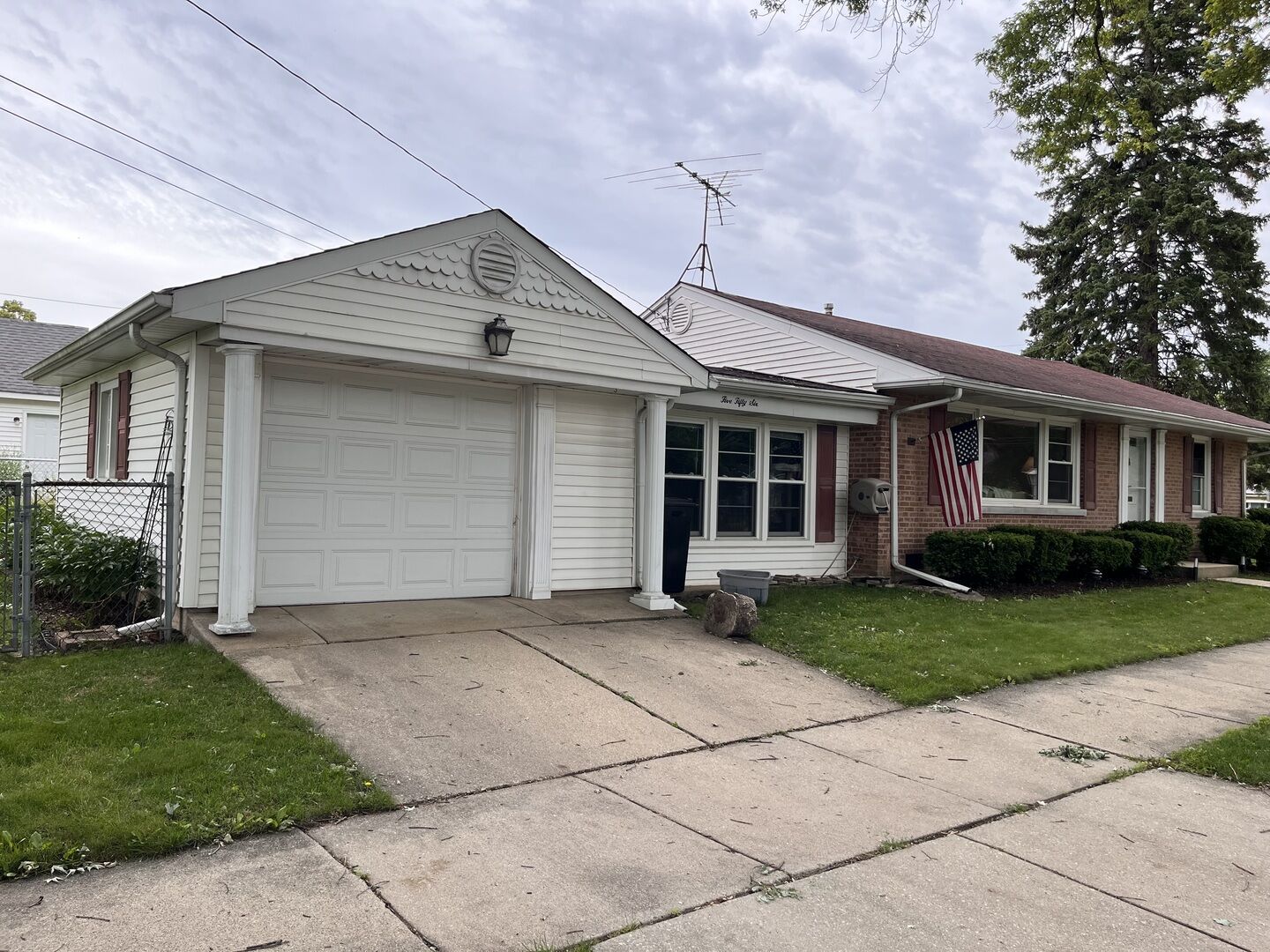 Property Photo: 556 Crestwood Drive IL 60016