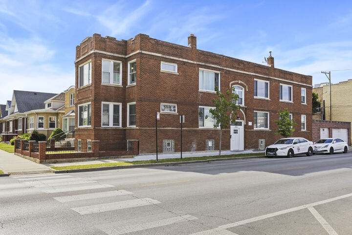 Property Photo: 3938 N Austin Avenue 2N IL 60634