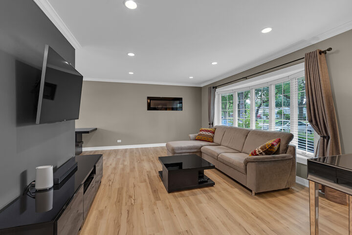 Property Photo:  210 W Pickwick Road  IL 60005 
