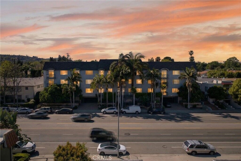 Property Photo:  4441 Woodman Avenue 205  CA 91423 