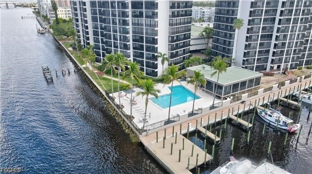 Property Photo:  1920 Virginia Avenue 1402  FL 33901 