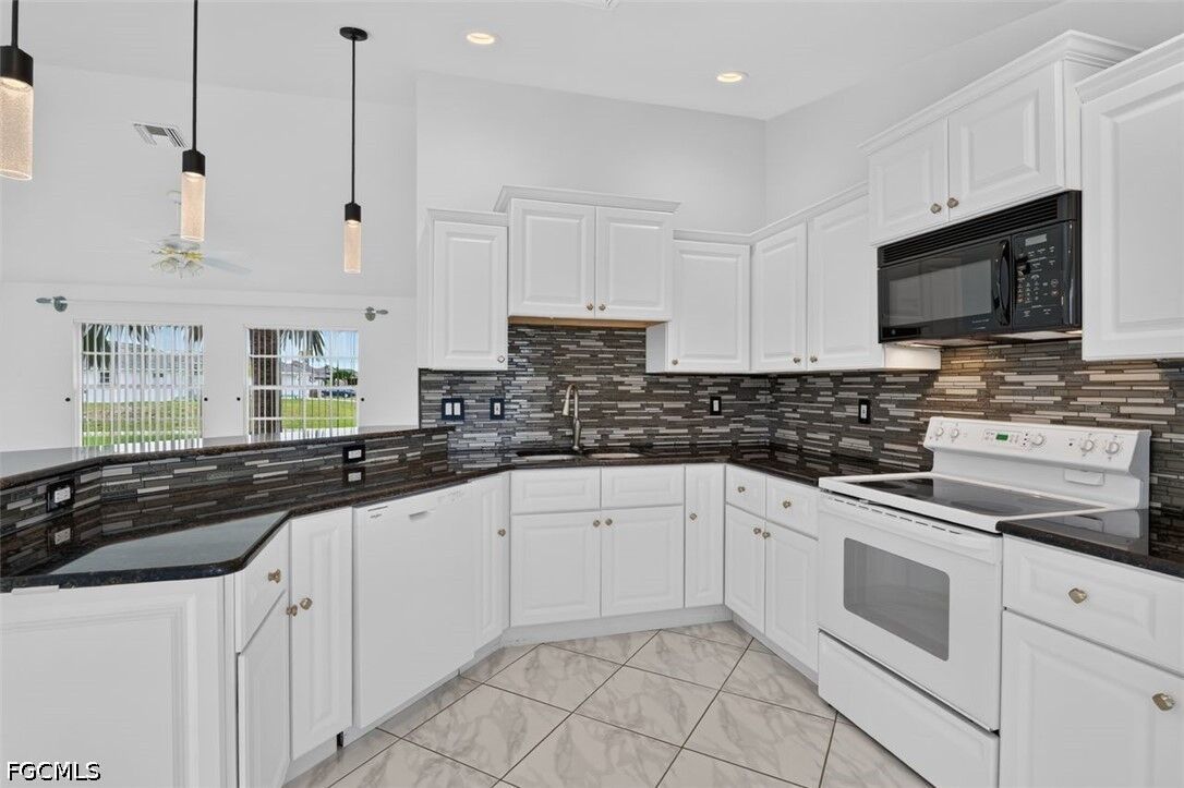 Property Photo: 827 SW 29th Terrace FL 33914