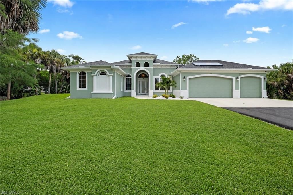 Property Photo: 410 17th St SW FL 34117