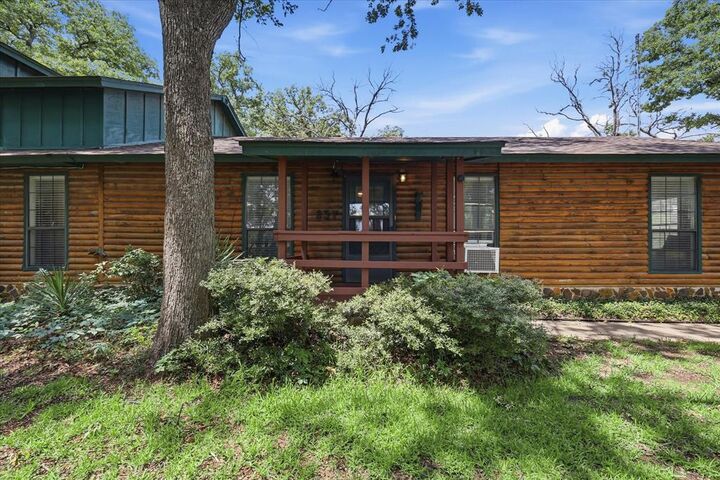 Property Photo: 237 Brenda Lane TX 76240
