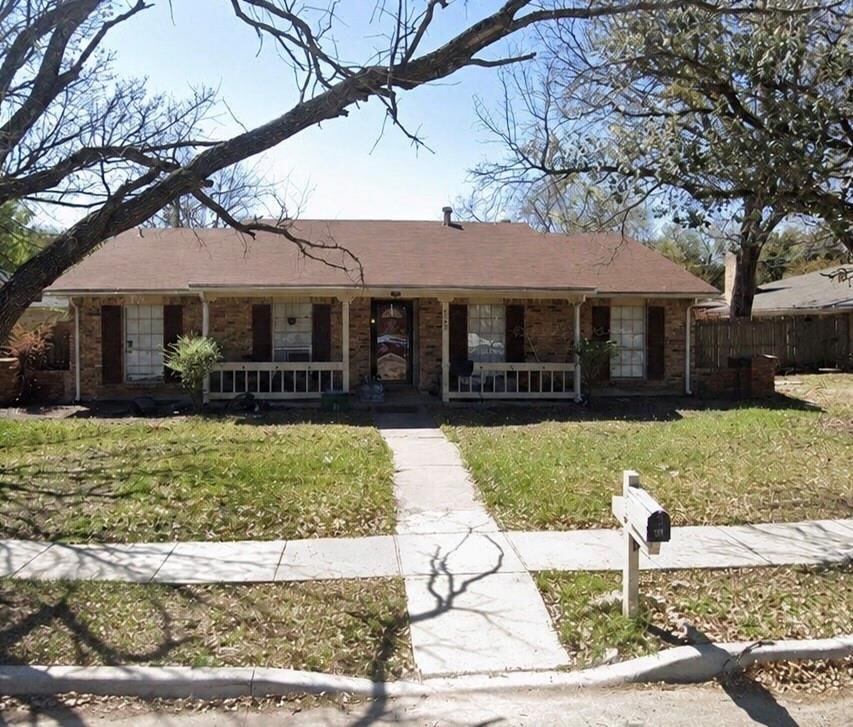 Property Photo: 825 Pinoak Drive TX 75052