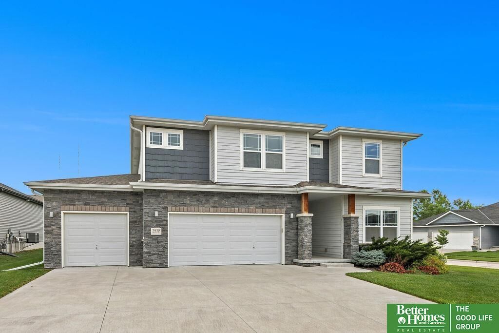 Property Photo: 7930 Maxine Drive NE 68516