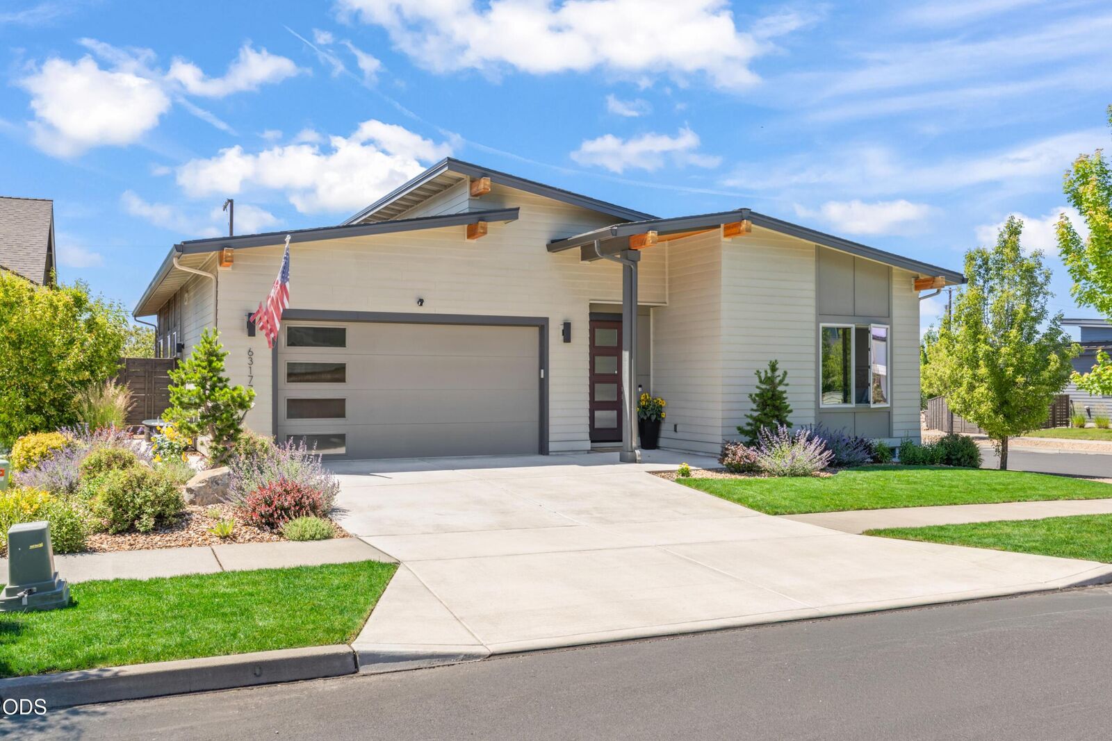 Property Photo:  63177 Iner Loop  OR 97701 