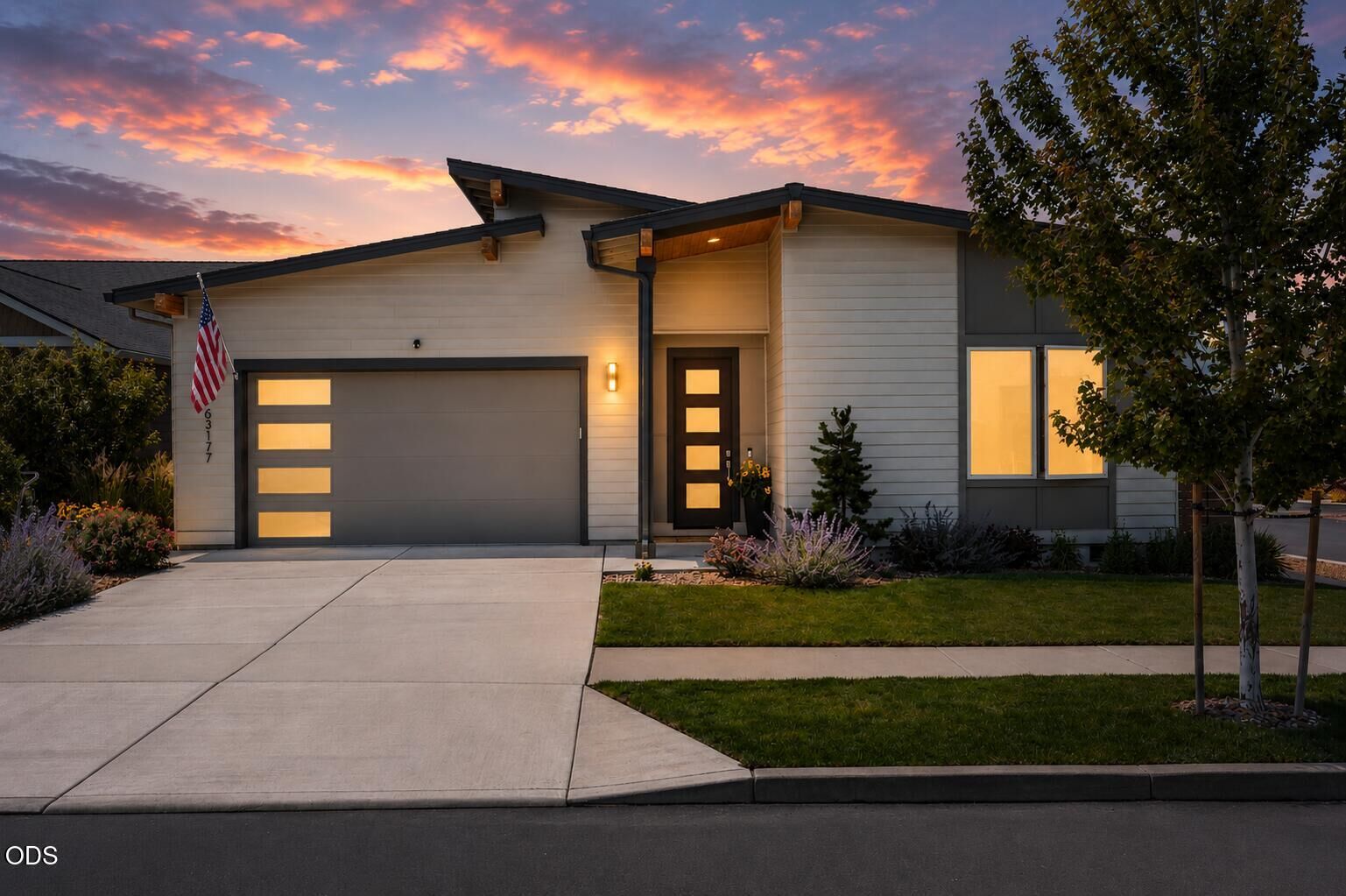 Property Photo:  63177 Iner Loop  OR 97701 