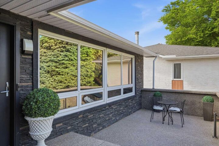 Property Photo:  10012 Willowview Road SE  AB T2J 1P4 