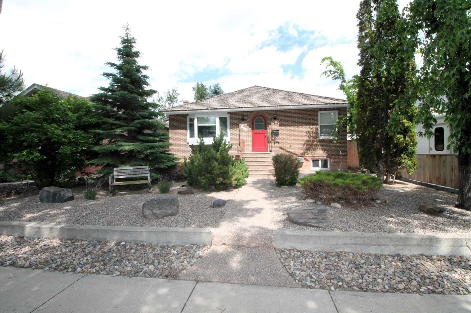 Property Photo: 819 9 Avenue S AB T1J 1T6