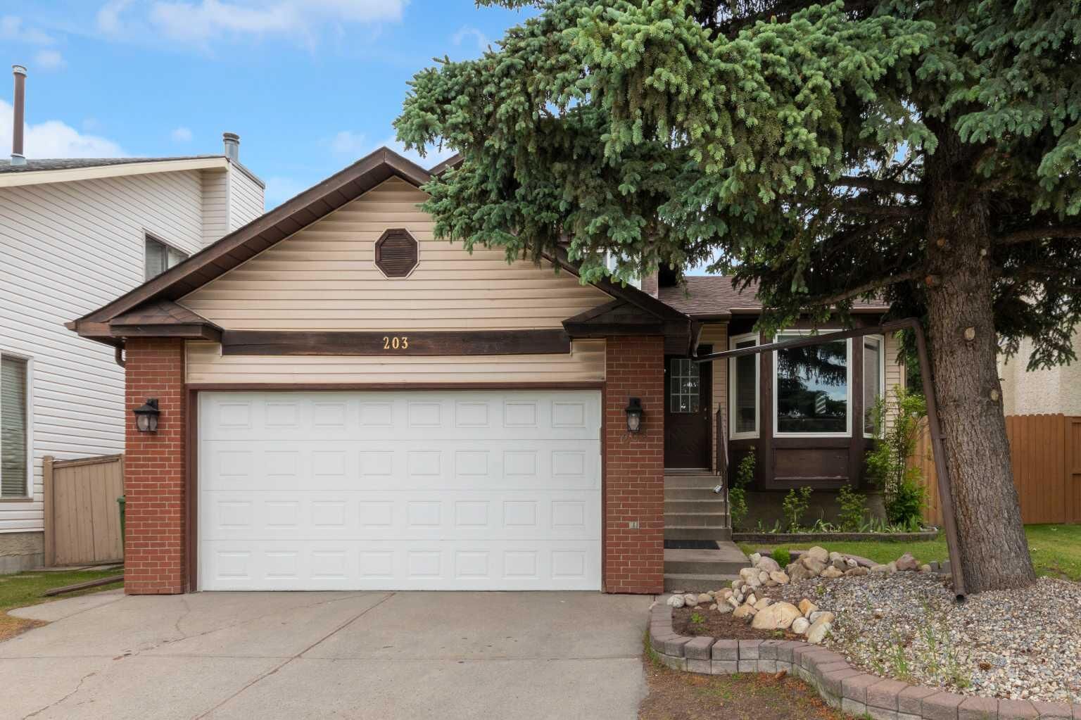 Property Photo:  203 Edgepark Boulevard NW  AB T3A 4E4 