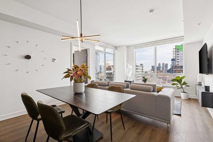 Property Photo: 626 14 Avenue SW 1203 AB T2R 0X4