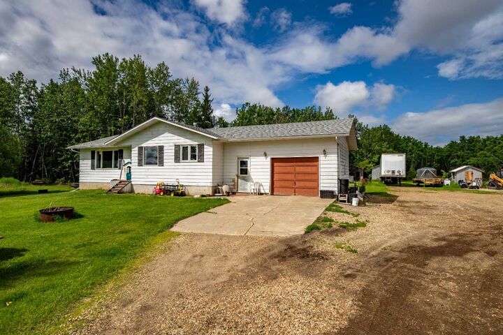 Property Photo: 865016 RR 252 AB T8S 1S4