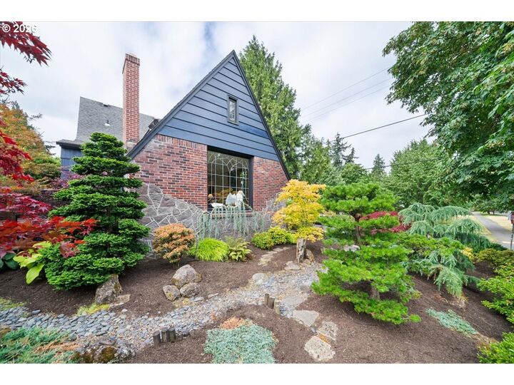 Property Photo:  2706 NE Ainsworth St  OR 97211 