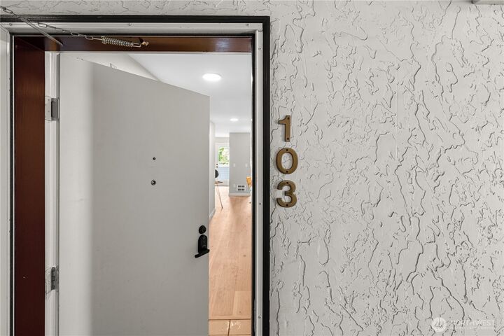 Property Photo: 3435 California Avenue SW 103 WA 98116