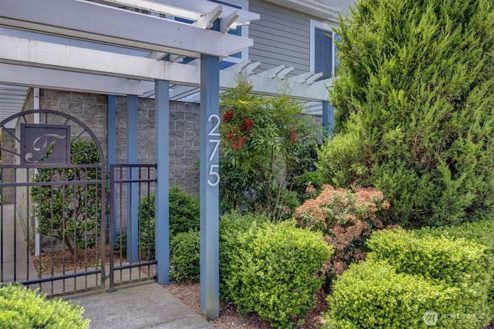 Property Photo:  275 E Sunset Way 1A  WA 98027 