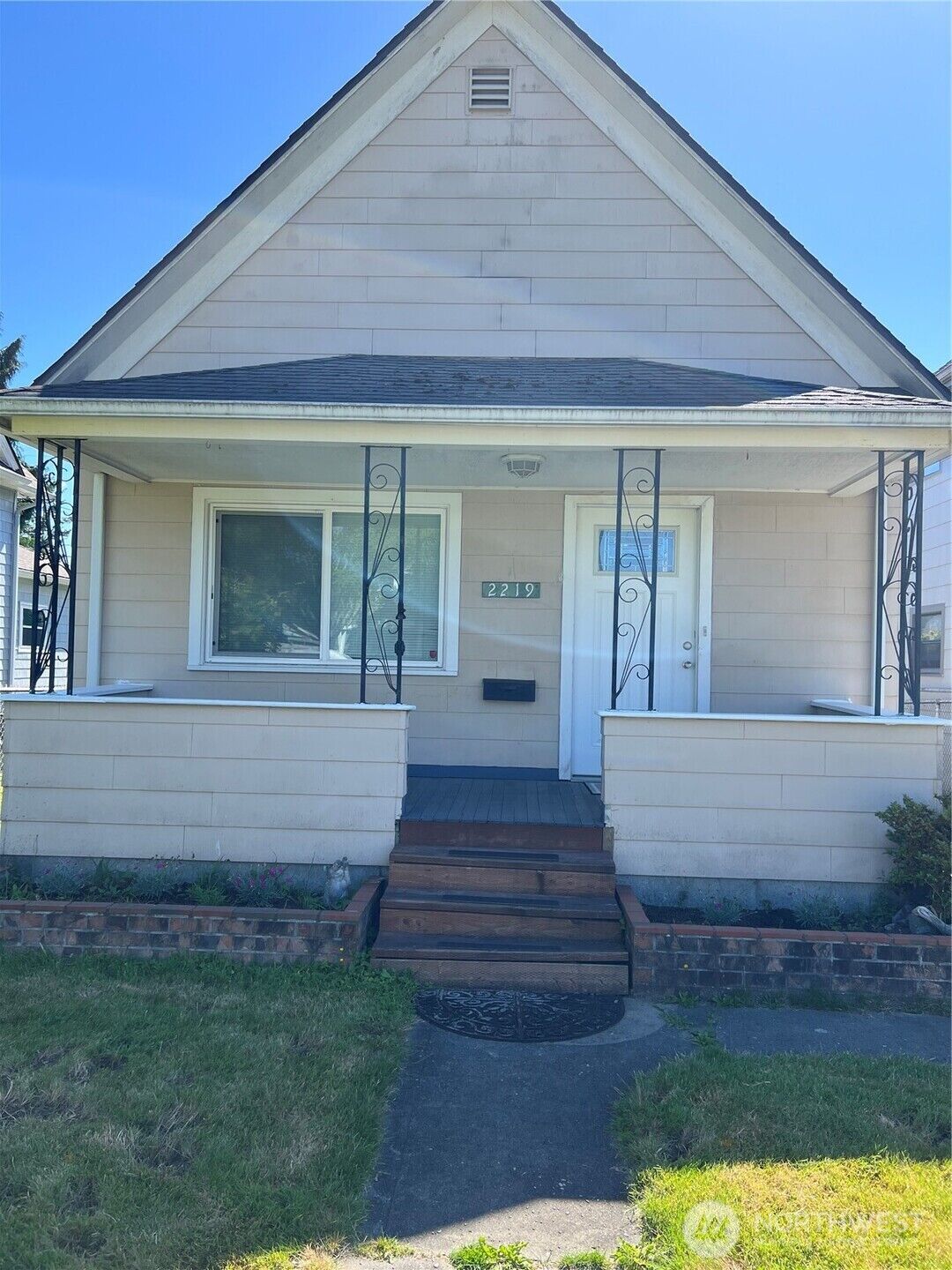 Property Photo: 2219 Rockefeller Ave WA 98201