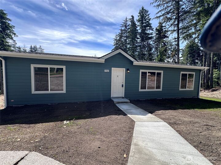 Property Photo: 1561 E Trails End Drive WA 98528
