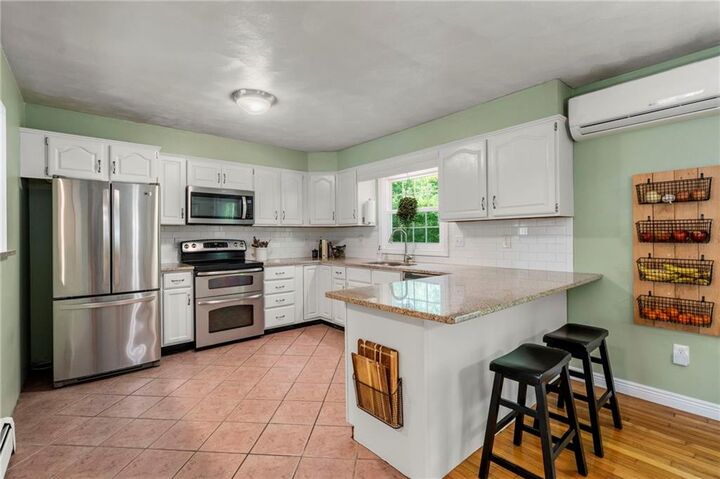 Property Photo:  22 Kinnicutt Avenue  RI 02885 