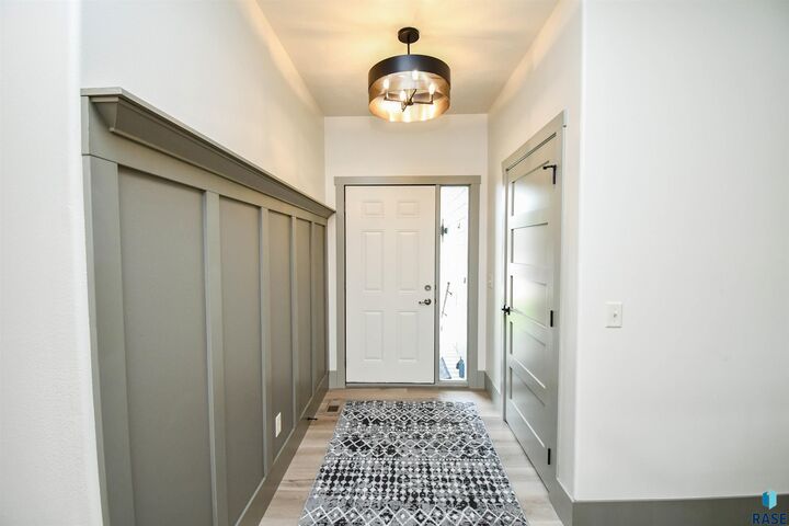 Property Photo: 5109 S Manchester Ct SD 57108