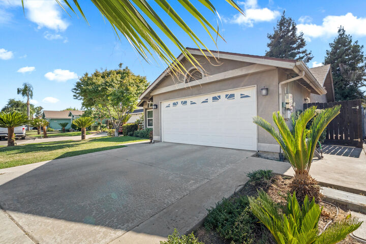 Property Photo:  911 N Parkwood Court  CA 93291 