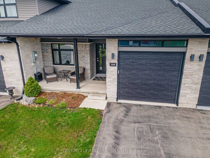 Photo de la propriété:  100 Rowe Avenue  ON N0M 1S1 