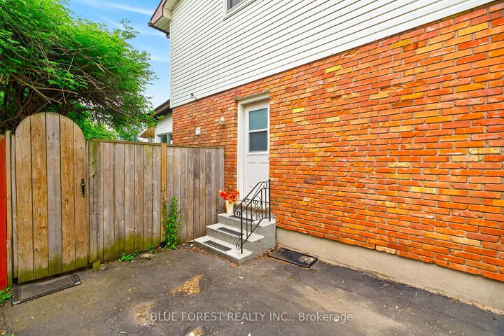 Property Photo: 67 Breckenridge Crescent ON N6E 1H6