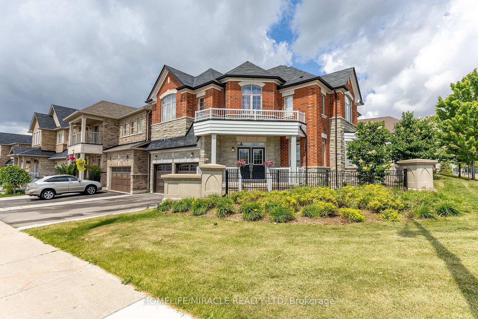Property Photo: 180 Bonnie Braes Drive ON L6Y 5Y7
