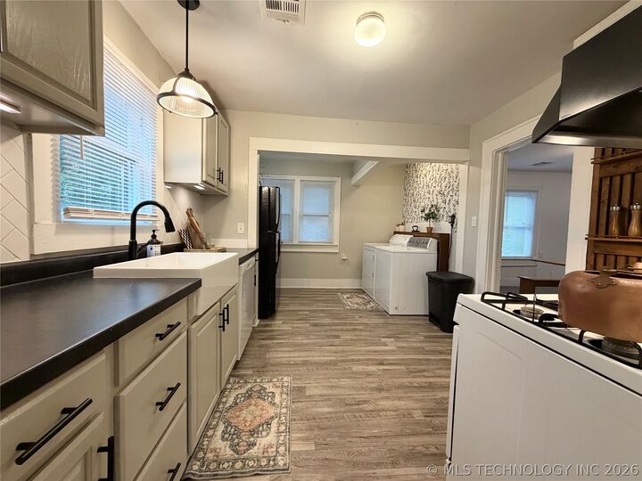 Property Photo: 1002 E Walnut Street OK 74023