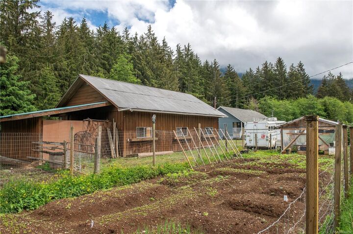 Property Photo: 870 Sayward Rd BC V0P 1R0
