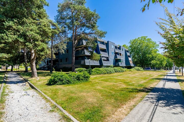 Property Photo: 17661 58A Avenue 207 BC V3S 1N4