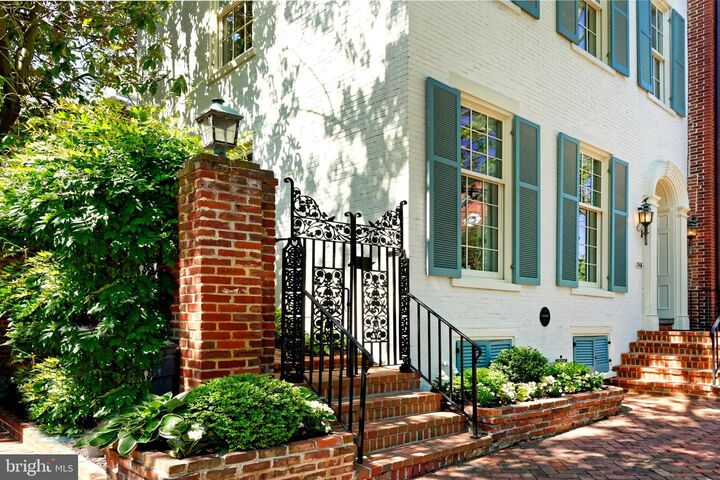 Property Photo: 516 Duke Street VA 22314