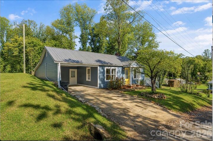 Property Photo: 325 Dogwood Lane NC 28752