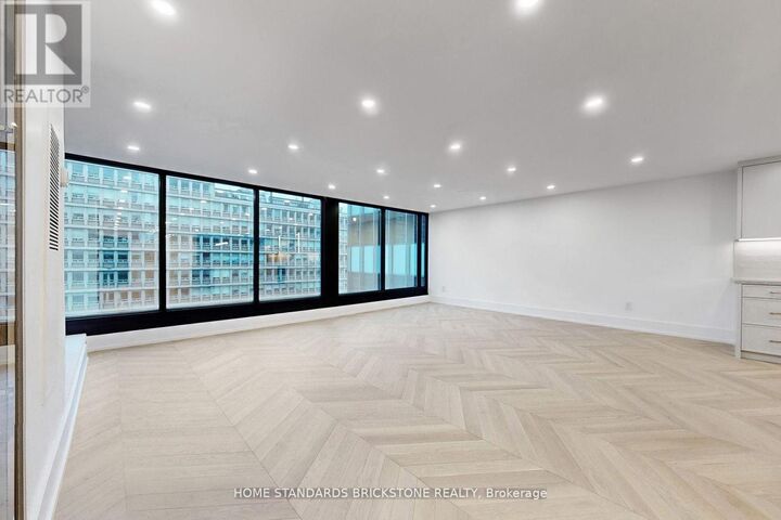 Property Photo:  110 Bloor Street West 1009  ON M5S 2W7 
