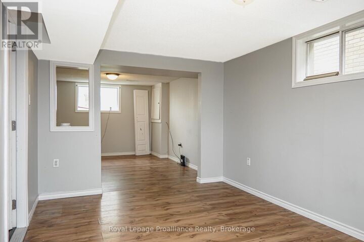 Property Photo:  21 Pepper Avenue  ON K8P 4R2 
