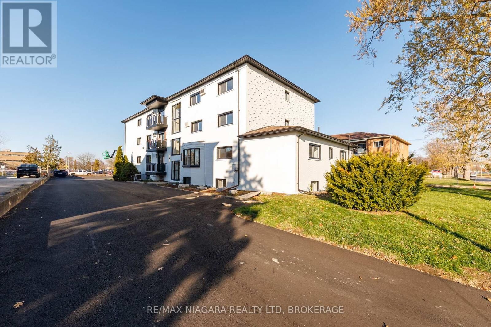 Property Photo:  141 Plymouth Road Unit 12  ON L3B 3C8 