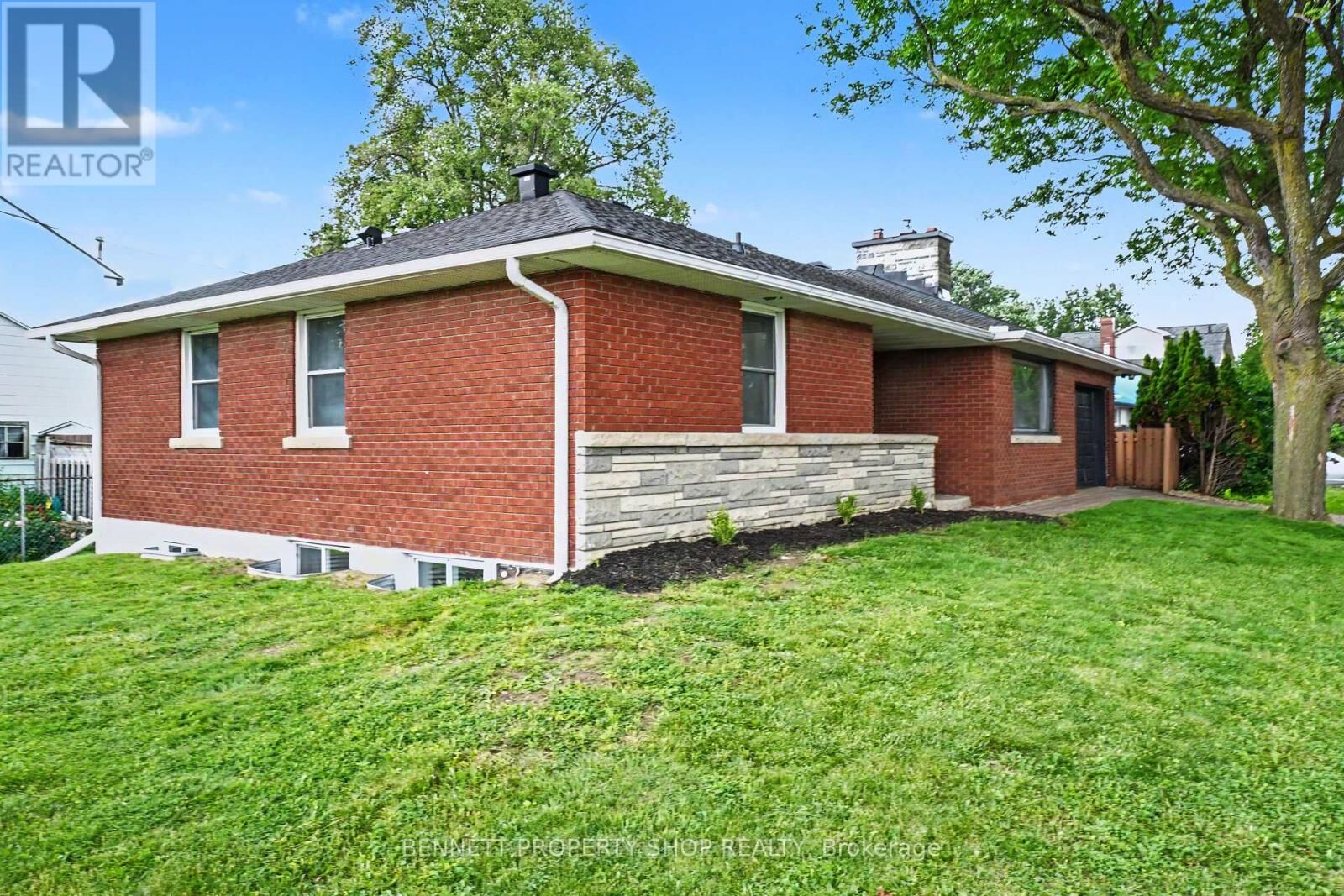 Property Photo: 1305 Avenue N Avenue ON K1G 0A7