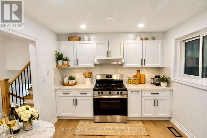 Photo de la propriété: 14 Glentworth Road ON M2J 2E6