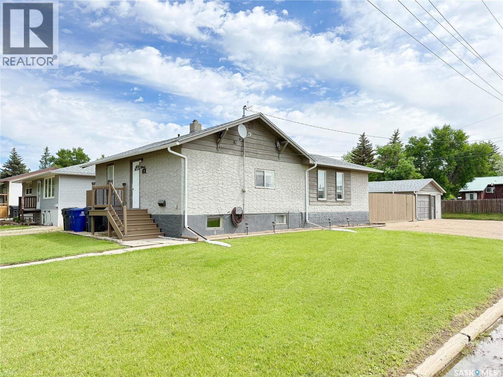 Property Photo:  4 9th Street  SK S4H 1E5 