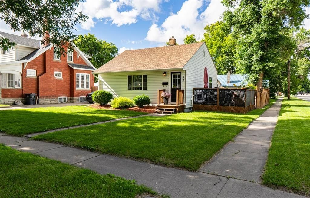 Property Photo:  622 Countess Avenue  MB R1N 0S9 